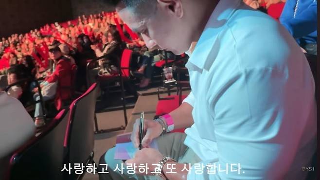 유승준이 한 팬에게 사인을 해주고 있다./유튜브 채널 "유승준'