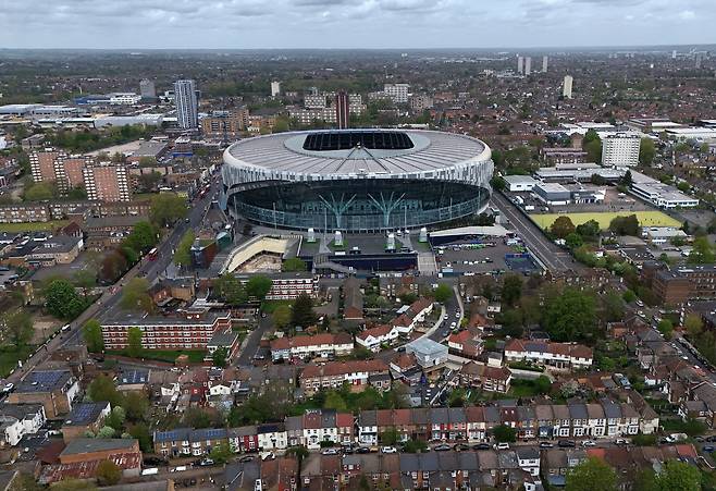 영국 런던의 토트넘 홋스퍼 스타디움 전경. 낙후된 런던 북부 지역의 위상을 끌어올렸다는 평가를 받는다. /EPA 연합뉴스