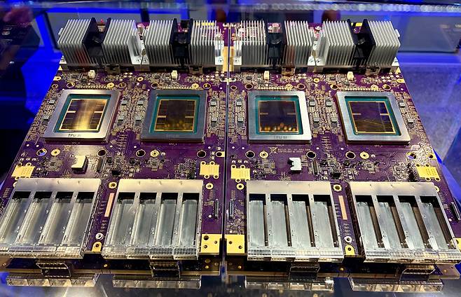 구글이 22일(현지 시각) 미국 라스베이거스 만달레이베이 컨벤션센터에서 개최한 '구글 클라우드 넥스트' 행사에서 8세대 인공지능(AI) 칩 'TPU 8t'와 'TPU 8i'를 선보였다. 사진은 전날 사전 행사에서 공개한 추론 특화 칩 'TPU 8i'. /연합뉴스