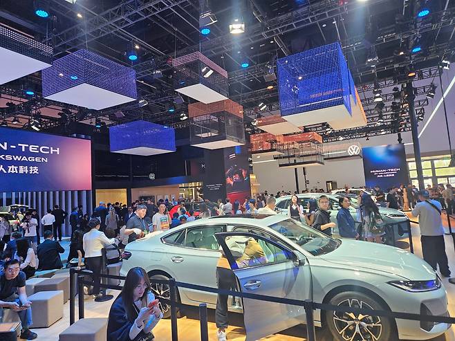 24일 오전 중국 베이징 중국국제전람센터에서 오토차이나 2026(베이징 모터쇼)가 개막했다. 사진은 센터 내 폴크스바겐이 마련한 전시관 모습. /김지환 기자
