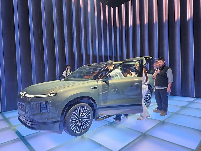 24일 오전 중국 베이징 중국국제전람센터에서 오토차이나 2026(베이징 모터쇼)가 개막했다. 사진은 센터 내 폴크스바겐이 마련한 전시관에 ID.UNYX 09가 전시돼 있다. /김지환 기자