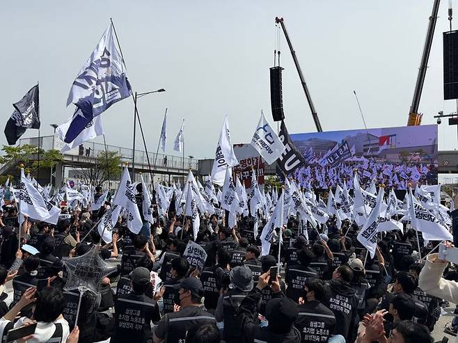 23일 경기도 평택시 삼성전자 평택캠퍼스 앞에서 삼성전자 노동조합 공동투쟁본부가 '투명하게 바꾸고, 상한폐지 실현하자-4/23 투쟁 결의대회'를 진행하고 있다. ⓒ데일리안 정인혁 기자