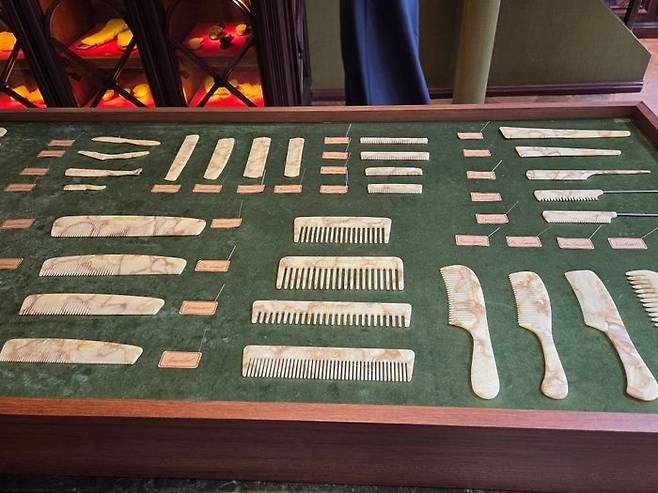 24일 청담 부띠크에서 진행된 VIP 대상 행사에는 총 70여종의 콤·헤어 브러시와 헤어 클립이 진열돼 있었다. ⓒ데일리안 남가희 기자