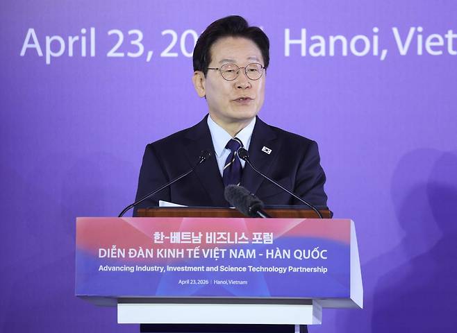 베트남을 국빈 방문 중인 이재명 대통령이 23일(현지시간) 하노이의 한 호텔에서 열린 한-베트남 비즈니스 포럼에서 발언하고 있다. 뉴스1