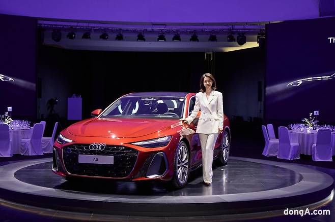 아우디 A6와 홍보대사 강지영. 아우디코리아 제공