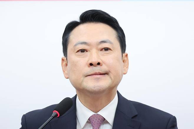 장동혁 국민의힘 대표가 24일 서울 여의도 국회에서 열린 현안 관련 브리핑에서 취재진의 질의를 듣고 있다. 뉴스1