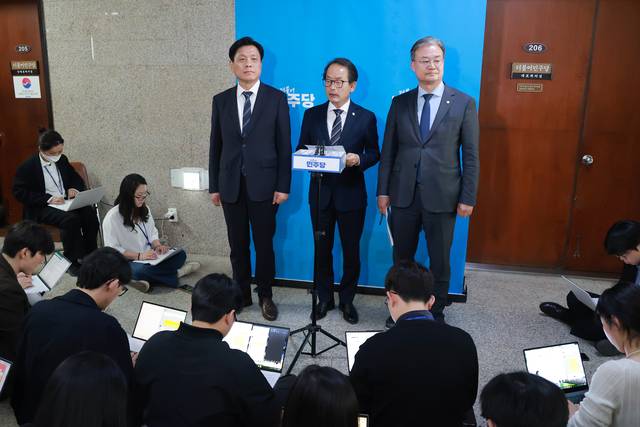 강준현 더불어민주당 수석대변인이 23일 국회에서 전략공천관리위원회 회의 결과를 발표하고 있다. [연합뉴스]
