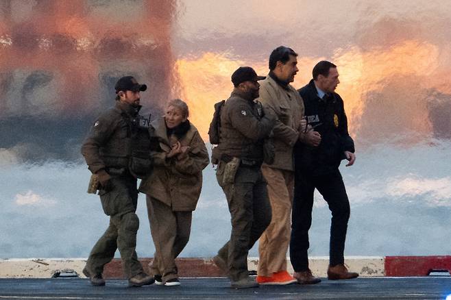 지난 1월 5일(현지시간) 니콜라스 마두로 전 베네수엘라 대통령과 그의 아내 실리아 플로레스가 미국 특수부대에 호송되고 있다. 사진=로이터 연합뉴스