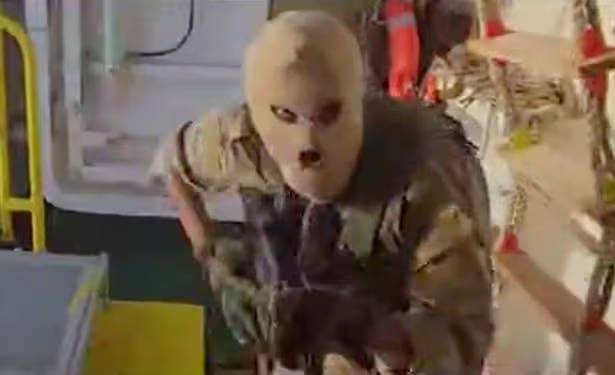 이란 혁명수비대(IRGC)가 공개한 호르무즈 해협 화물선 나포 장면. 사진=엑스 캡처