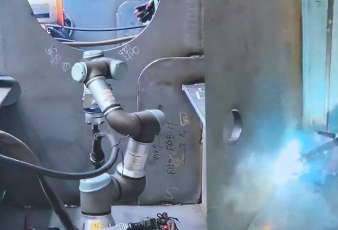 HHIP에서 활용되는 용접로봇. HD현대중공업 필리핀조선소(HHIP), KB증권 제공