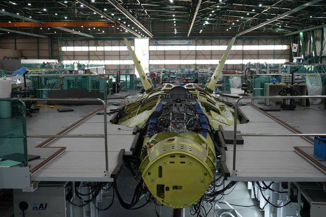KF-21 최초 양산 1호기가 조립되고 있다. 방위사업청 제공