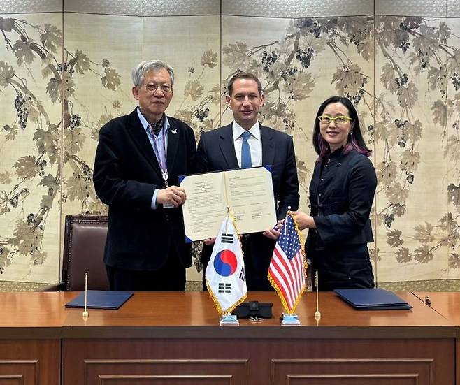 유홍준 국립중앙박물관장(왼쪽부터), 대니얼 루리 샌프란시스코 시장과 이소영 샌프란시스코아시아박물관장. 국립중앙박물관 제공