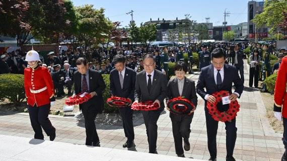 24일 가평군 영연방 참전기념비에서 개최된 제75회 가평전투 기념식에서 이용철 방위사업청장이 헌화하고 있다. 방위사업청 제공