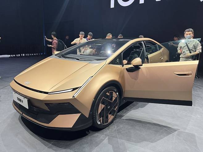 24일 중국국제전람센터 순의관에서 열린 '베이징 국제 모터쇼(오토차이나 2026)'에 전시된 현대차 아이오닉V. /사진=김동찬 기자.