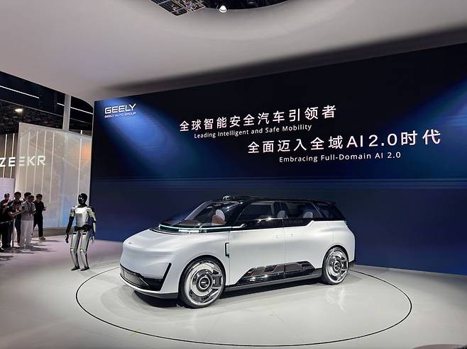 24일 열린 '베이징 국제 모터쇼(오토차이나 2026)'에 전시된 중국 최초의 목적 기반 로보택시 프로토타입인 지리자동차그룹의 'EVA 캡(EVA Cab)'. /사진=김동찬 기자.