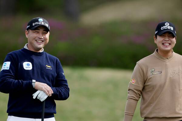 2026년 한국프로골프(KPGA) 투어 우리금융 챔피언십에 출전한 이태훈(캐나다), 장유빈 프로가 1라운드에서 동반 플레이하는 모습이다. 사진제공=KPGA (사진을 무단으로 사용하지 마십시오.)