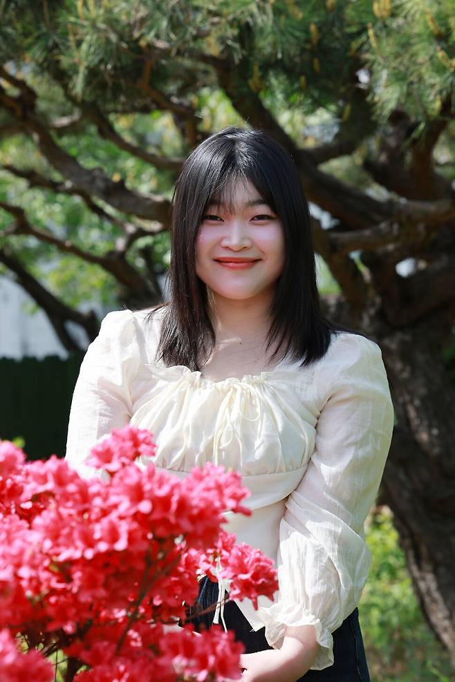 고선경 시인은 23일 한겨레신문사에서 진행한 인터뷰에서 “첫번째 시집을 뜻밖에 많은 독자들이 찾아줘 두번째 시집 땐 눈치를 많이 봤다. 아쉬움이 컸는데 이번엔 ‘남의 눈치 보지 말자’ ‘지금 나를 점유하고 있는 이야기를 하자’며 썼다”고 말했다. 그게 무엇인지 묻는 기자에게 시인은 햇볕보다 환하게 말했다. “사랑이죠, 사랑, 미치겠어요!” 사진 김혜윤 기자 unique@hani.co.kr