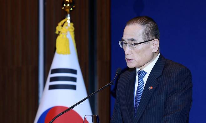 위성락 국가안보실장이 23일 베트남 하노이 한 호텔의 한국프레스센터에서 이재명 대통령의 국빈방문에 관한 브리핑을 하고 있다. 하노이/연합뉴스