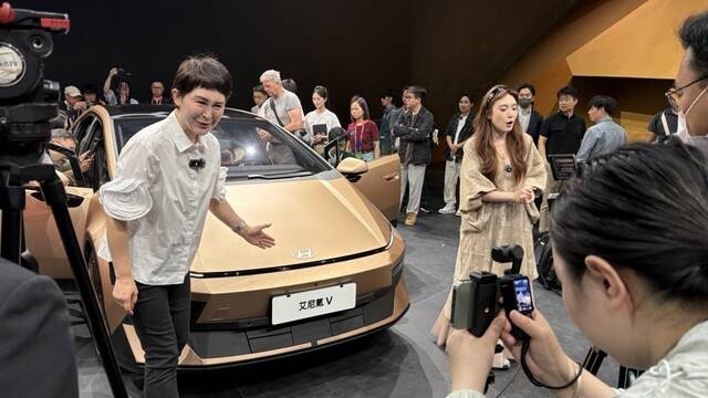 24일 중국 베이징 모터쇼에서 세계 최초 공개된 아이오닉V를 중국 현지인들과 인플루언서 등이 살펴보고 있다. 베이징/김남일 기자
