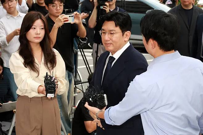 사기적 부정거래 혐의를 받는 방시혁 하이브 의장이 지난해 9월15일 오전 서울 마포구 서울경찰청 광역수사대에 피의자 신분으로 출석하고 있다. 정용일 선임기자 yongil@hani.co.kr