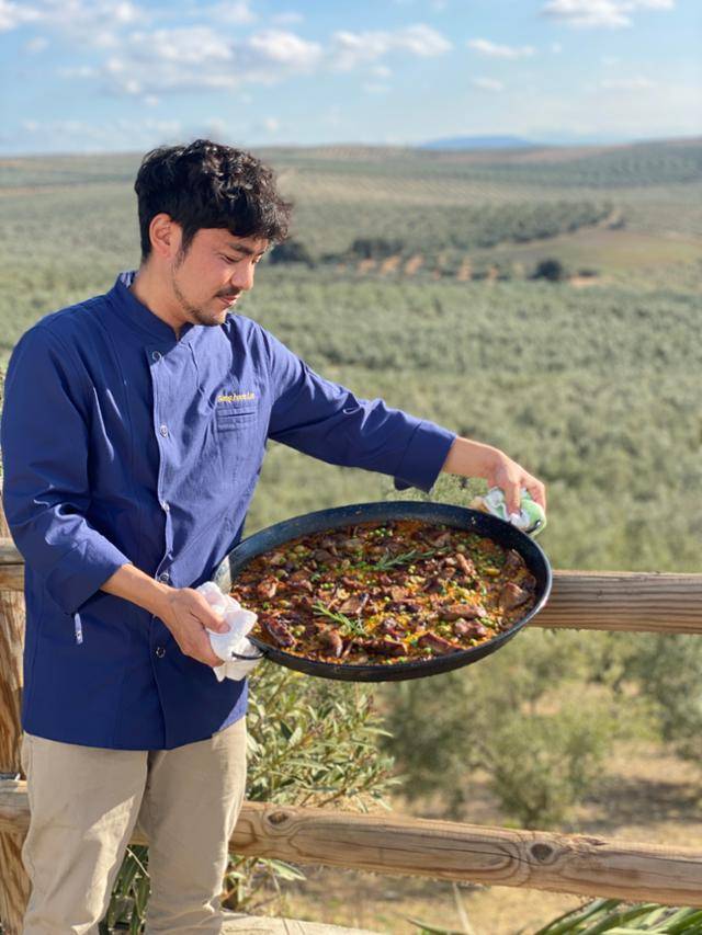 이상훈 셰프가 2022년 스페인 코르도바에서 요리한 파에야를 보여주고 있다. 이상훈 셰프 제공