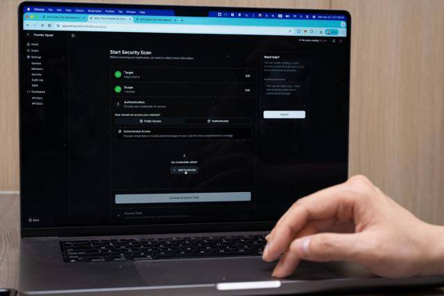 박세준 티오리 대표가 20일 서울 강남구 본사에서 AI 기반 보안 설루션 '진트'로 한 웹사이트가 지닌 취약점을 분석하고 있다. 강예진 기자