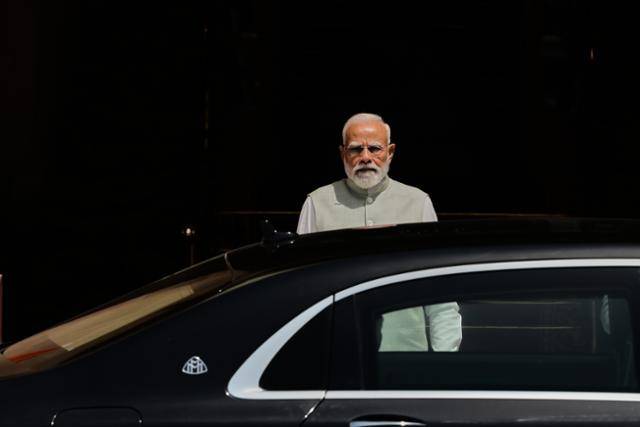 나렌드라 모디 인도 총리가 20일 이재명 대통령의 인도 방문에 앞서 기다리는 모습이다. 뉴델리=AP뉴시스