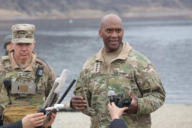 제이비어 브런슨 한미연합사령관이 지난달 14일 경기 연천군 임진강에서 실시된 한미연합 도하훈련에서 취재진과 인터뷰하고 있다. 연합뉴스