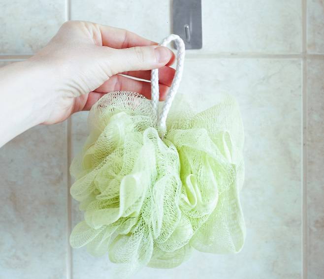 샤워는 매일 하는 루틴이지만, 무심코 하는 행동이 피부에 부담을 줄 수 있다./사진=게티이미지뱅크