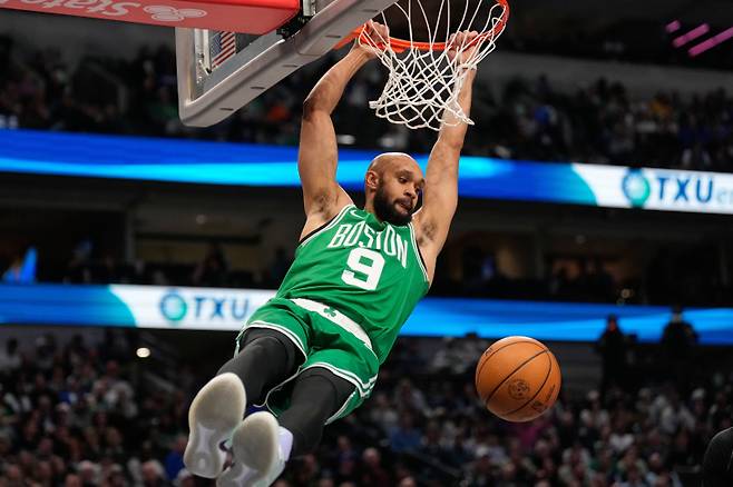<yonhap photo-3409=""> Boston Celtics guard Derrick White hangs on to the rim after dunking in the second half of an NBA basketball game against the Dallas Mavericks Tuesday, Feb. 3, 2026, in Dallas. (AP Photo/Tony Gutierrez)/2026-02-04 12:46:58/ <저작권자 ⓒ 1980~2026 ㈜연합뉴스. 무단 전재 재배포 금지, AI 학습 및 활용 금지></yonhap>