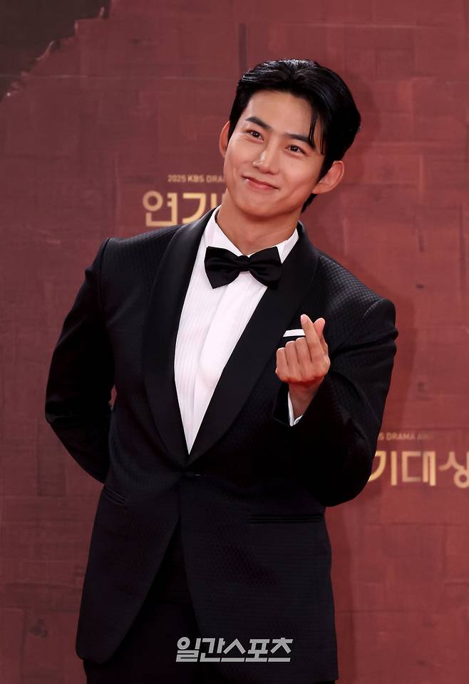 배우 옥택연이 31일 오후 서울 영등포구 여의도 KBS신관에서 진행된 '2025 KBS연기대상' 레드카펫 행사에 참석하고 있다. 김민규 기자 mgkim1@edaily.co.kr /2025.12.31/