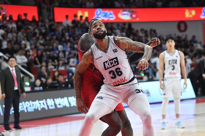 &nbsp;24일 안양 정관장 아레나에서 열린 2025~26 프로농구 4강 플레이오프에서 골밑을 지킨 숀 롱. KBL 제공