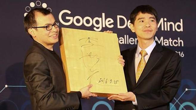 데미스 하사비스 CEO와 이세돌 9단이 2016년 대국 당시 바둑판을 들어보이는 장면 [연합뉴스/구글코리아 제공]