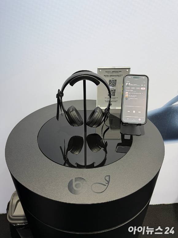 비츠 '솔로 4 – 제니 스페셜 에디션 인 오닉스 블랙' 제품. [사진=황세웅 기자]