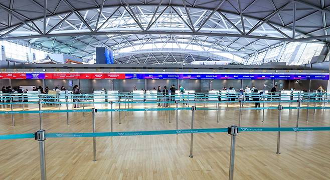 불안한 중동 정세 탓에 유가가 급등하면서 해외여행 수요가 급격히 줄고 있다. 지난 16일, 한산한 인천국제공항 제1여객터미널 출국장 모습. [뉴스1]