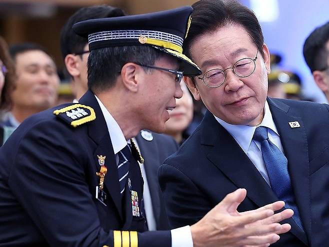 유재성 경찰청장 직무대행이 2025년 10월 21이 경찰청에서 열린 제 80주년 경찰의 날 기념식에서 이재명 대통령과 대화하고 있다. [연합뉴스]