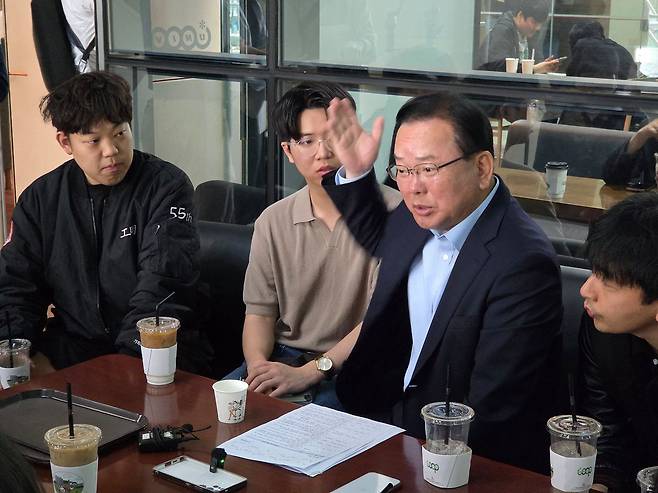 김부겸 더불어민주당 대구시장 후보가 23일 대구 경북대의 한 카페에서 학생들과 차담을 하고 있다. 대구=하준호 기자