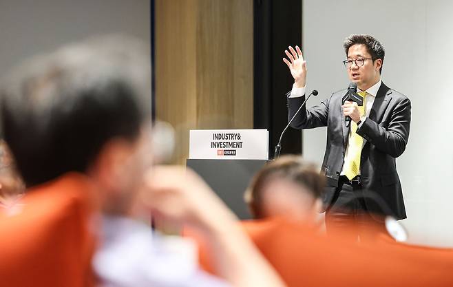 지난 22일 서울 영등포구 여의도 파크원타워에서 더중앙플러스 Industry & Investsment 시즌 1 K 반도체 연구 세미나가 열렸다. 최승혁 맥킨지 시니어 파트너가 강연하고 있다. 김경록 기자