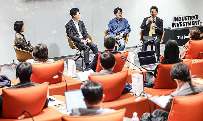 지난 22일 서울 영등포구 여의도 파크원타워에서 더중앙플러스 Industry & Investsment 시즌 1 K 반도체 연구 세미나가 열렸다. 박수련 기업연구부장, 조수홍 NH투자증권 리서치센터 본부장, 임의철 SK하이닉스 부사장, 최승혁 맥킨지 시니어 파트너가 라운드 테이블을 진행하고 있다. 김경록 기자