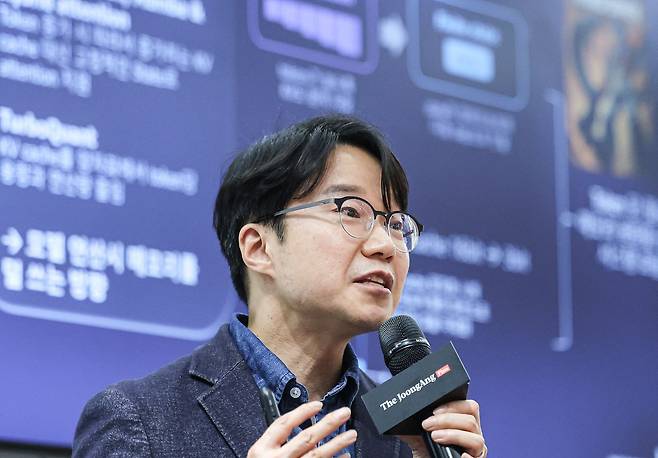 지난 22일 서울 영등포구 여의도 파크원타워에서 더중앙플러스 Industry & Investsment 시즌 1 K 반도체 연구 세미나가 열렸다. 임의철 SK하이닉스 부사장이 강연하고 있다. 김경록 기자