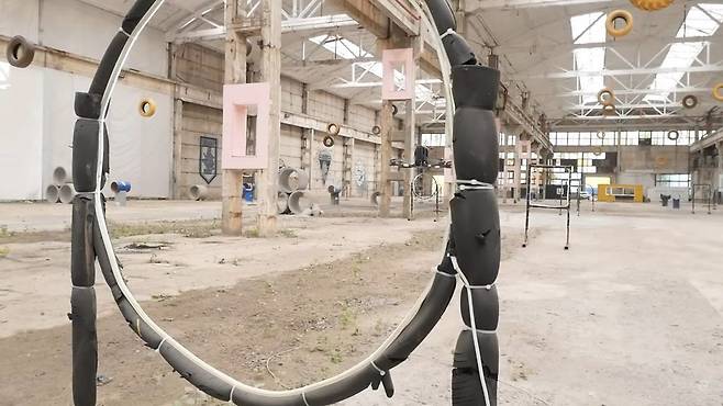 각종 장애물과 표적을 묘사한 킬하우스 내부. 밀리타르니