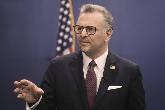 마사드 불로스 미국 대통령 아랍아프리카 선임고문이 지난해 11월 이집트 카이로 주재 미국 대사관에서 취재진의 질문에 답하고 있다. AP=연합뉴스