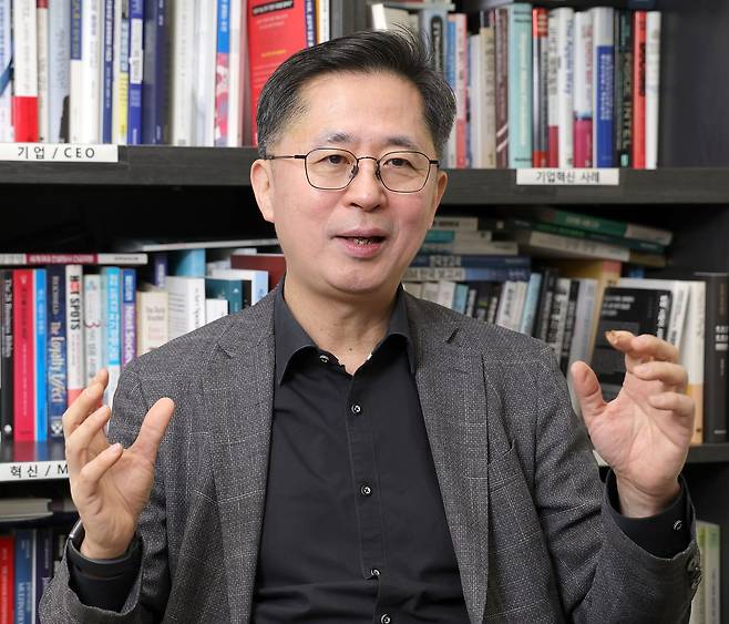 송재용 서울대 경영대 석좌교수가 22일 연구실에서 중앙일보와 인터뷰하고 있다. 강정현 기자