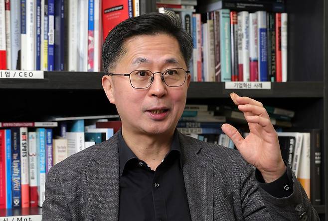 송재용 서울대 경영대 석좌교수가 22일 교수연구실에서 중앙일보와 인터뷰하고 있다. 강정현 기자. 2026.04.22.