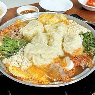 평안도 만둣집의 메뉴. 만두전골.