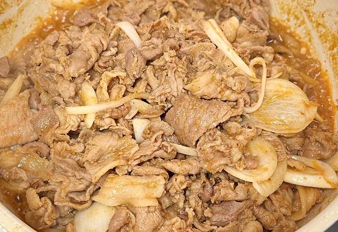 제육볶음을 볶을 땐 처음엔 센 불에서 볶다가 고기가 70% 익으면 중불로 줄여야 한다. 사진 이정웅