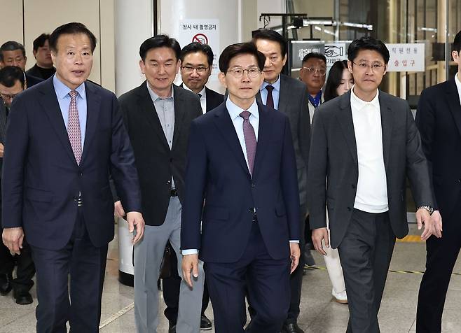 김문수 전 고용노동부 장관이 24일 서울 서초구 서울중앙지방법원에서 열린 제21대 대통령선거 선거법 위반 1심 선고 공판에서 벌금 50만원을 선고받은 뒤 법정을 나서고 있다. 연합뉴스