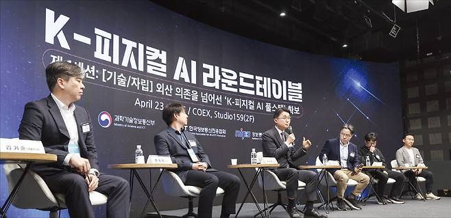 서울 삼성동 코엑스에서 열리고 있는 ‘2026 월드IT쇼’ 스튜디오159에서 K피지컬 AI 라운드 테이블 패널 토론이 열렸다. 왼쪽부터 김기훈 모벤시스 대표, 최홍성 마음 AI 대표, 류제명 과학기술정보통신부 제2차관, 장영재 KAIST 교수, 심상우 마키나락스 최고기술책임자(CTO), 이주행 페블러스 대표.  /임형택 기자
