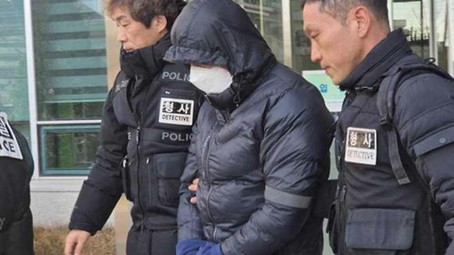 영장실질심사 마치고 나오는 양양군 공무원. 사진=연합뉴스