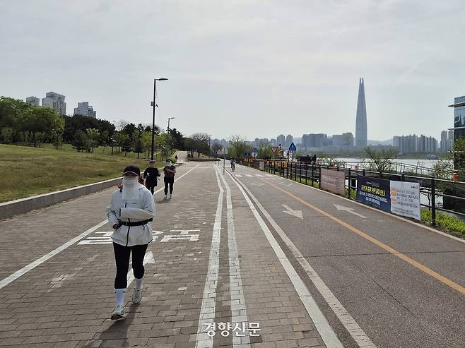 6·3 지방선거를  40여일 앞둔 22일 서울 광진구 뚝섬한강공원에서 시민들이 러닝을 즐기고 있다. 허진무 기자
